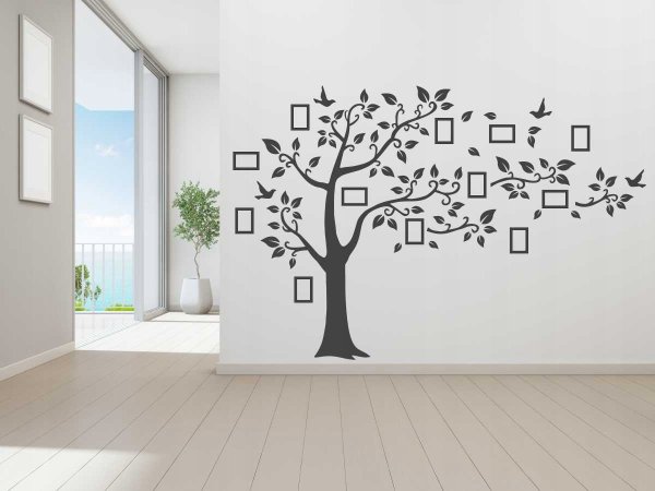 Дерево на стене