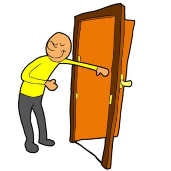 Открывает дверь