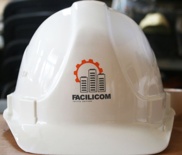 Каска белая строительная логотип