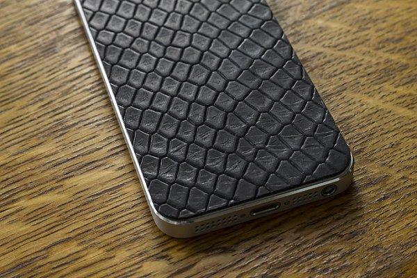 Кожаная наклейка на iphone