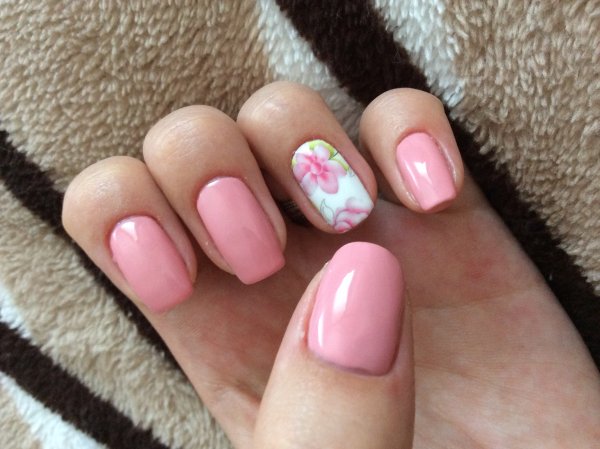 Розовый маникюр со слайдерами