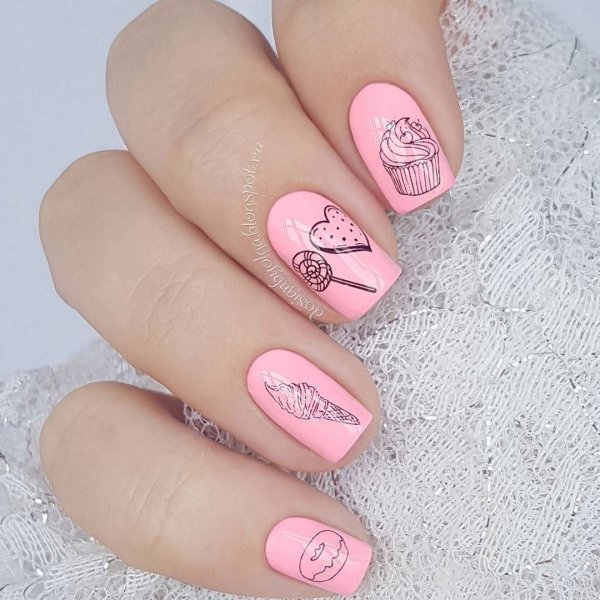 Розовые ногти с наклейками