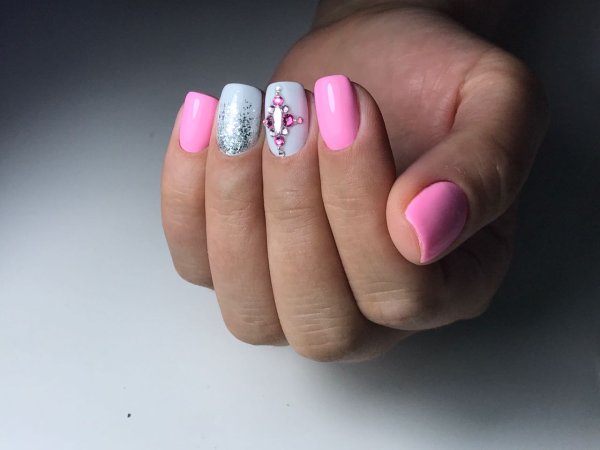Розовые ногти с наклейками
