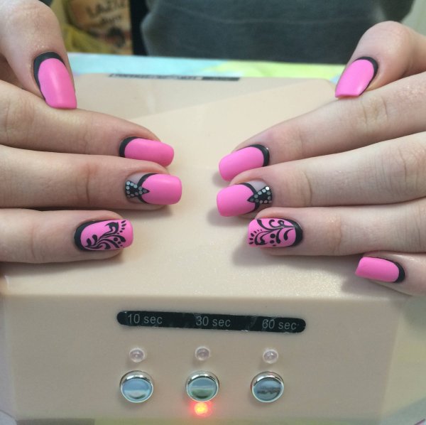 Розовые ногти с наклейками