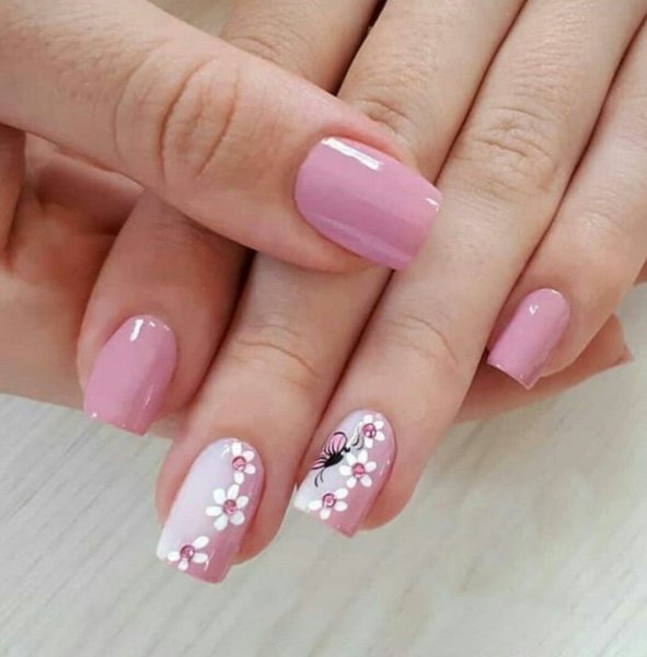 Нежно розовый маникюр с наклейками