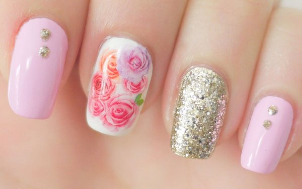 Маникюр розового цвета с наклейками