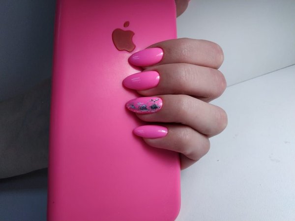Ногти ярко розовые с наклейками