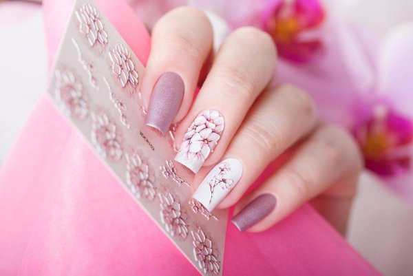 Розовые ногти с наклейками