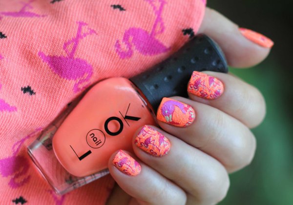 Розовые ногти с наклейками