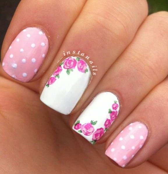 Маникюр розовый с белыми цветочками