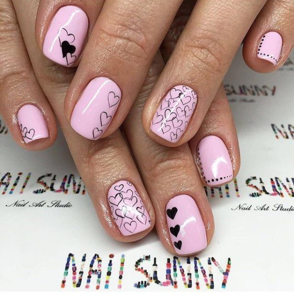 Розовый маникюр с сердечками