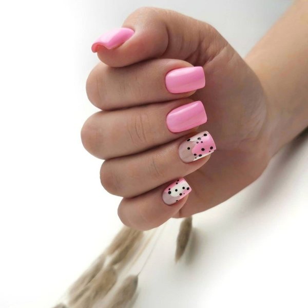 Розовый маникюр