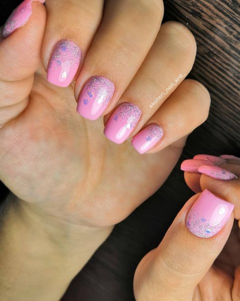 Нежный розовый маникюр с растяжкой