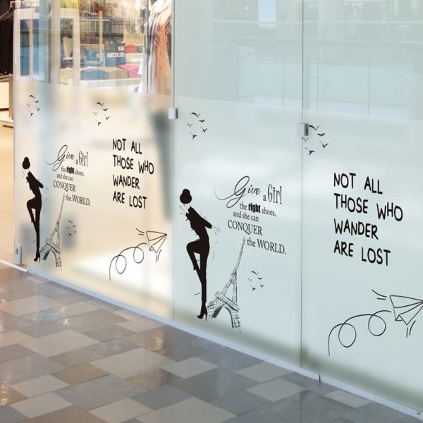 Надпись на стекле витрины