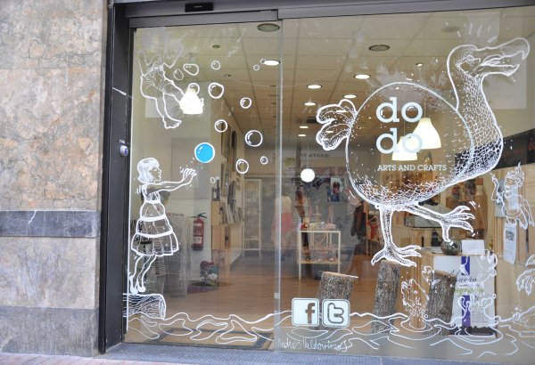 Рекламные наклейки на витрины магазина