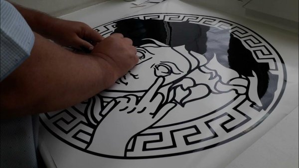 Наклейка Версаче на капот ВАЗ 2107