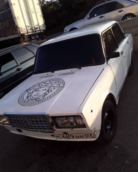 Версаче на капоте ВАЗ 2114