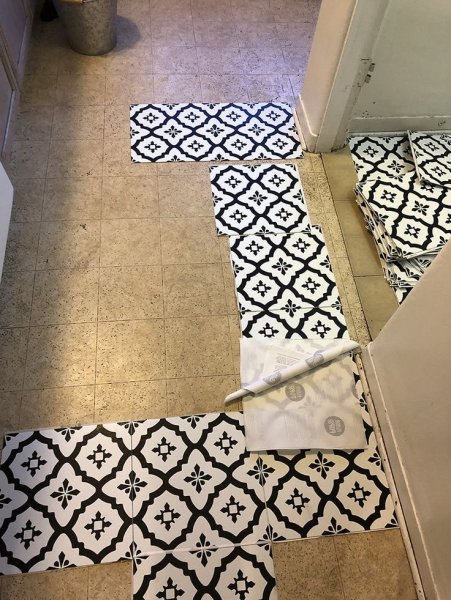 Покрасить плитку на полу