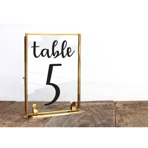 Наклейка буквы на стол