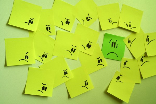 Бумажные Стикеры на столе