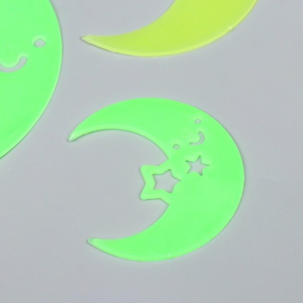 Фосфорные наклейки на потолок звезды и Луна на листе