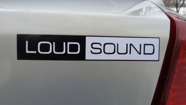 Наклейка Loud Sound на машине