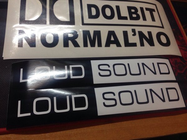 Наклейка Loud Sound на машине