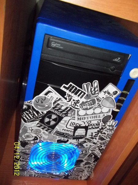 ПК обклеенный наклейками