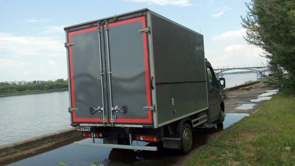 Аэрография на воротах грузовиков