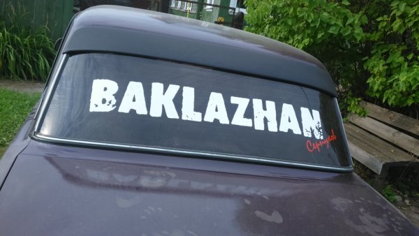 ВАЗ 2107 белая с гербом на капоте