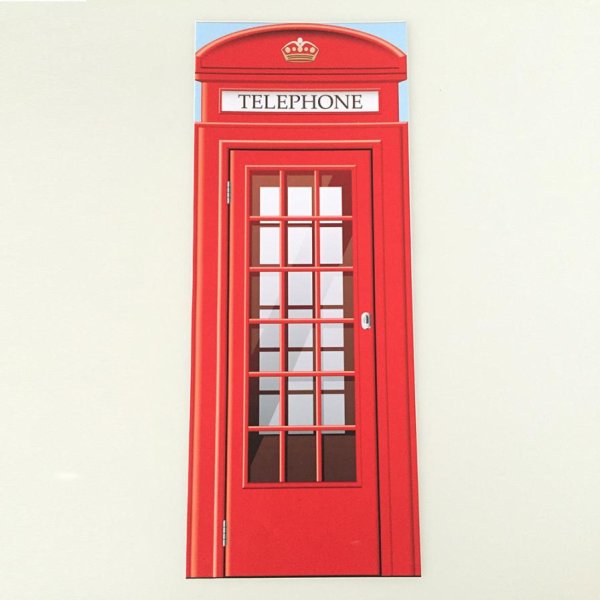 Красная телефонная будка на холодильнике