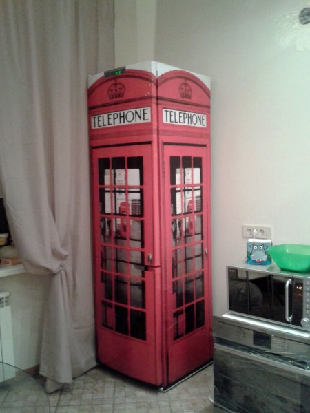 Наклейка на дверь красная телефонная будка