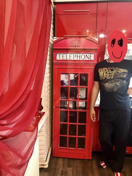 Красный холодильник