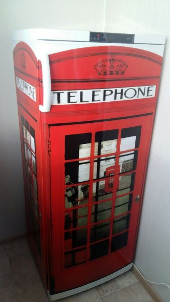 Холодильник в стиле телефонной будки