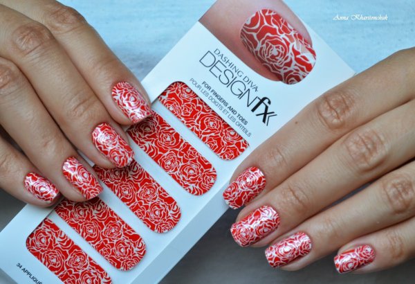 Маникюр красный с трафаретом