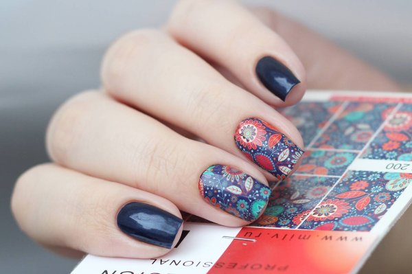 Маникюр с наклейками