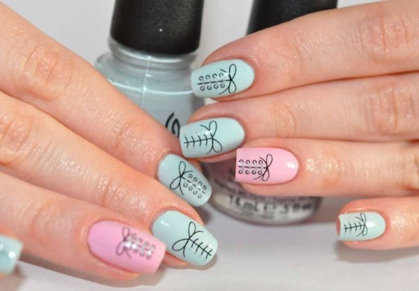 Маникюр в пастельных тонах с наклейками