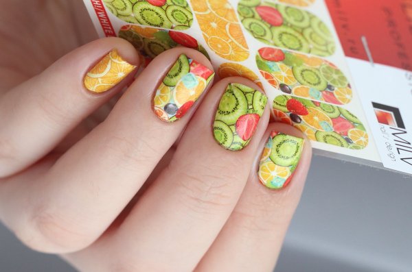 Маникюр с наклейками для ногтей