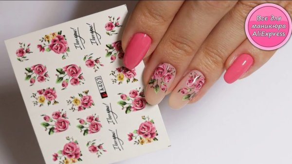 Малиновые ногти с наклейками