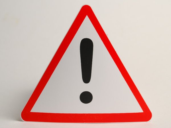 Желтый знак с восклицательным знаком