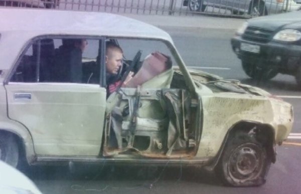 Надпись на разбитой машине