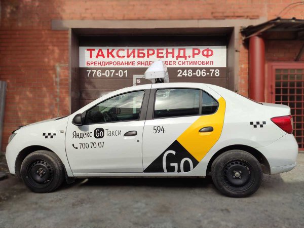 Магнитная наклейка такси везет