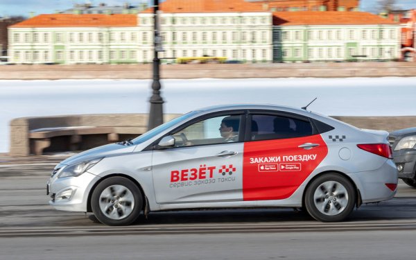 Брендирование такси везет