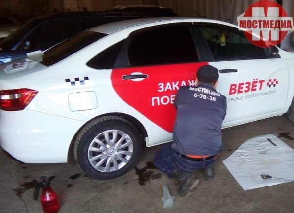 Такси везёт Саратов