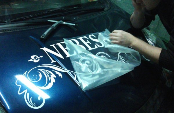 Плоттерная резка наклеек