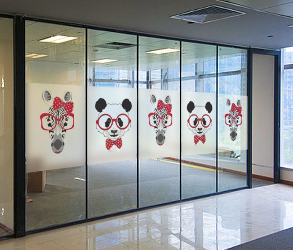 Прозрачная наклейка на стекло