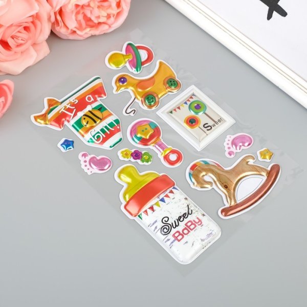 Пластик с наклейкой