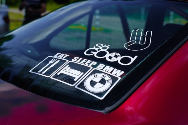 Наклейки на авто плоттерная резка