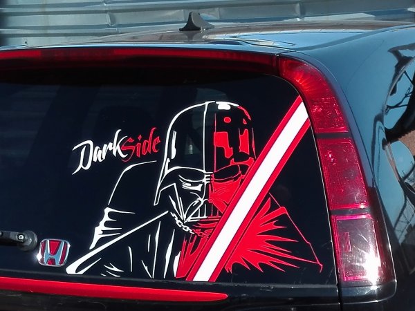 Наклейки на авто плоттерная резка