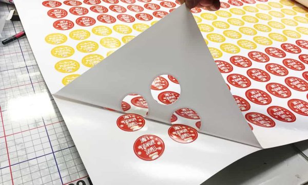 Плоттерная резка наклеек